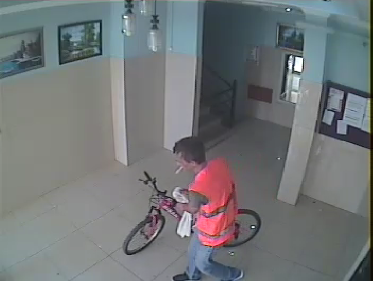 Hırsız önce güvenlik kamerasına sonra polise yakalandı