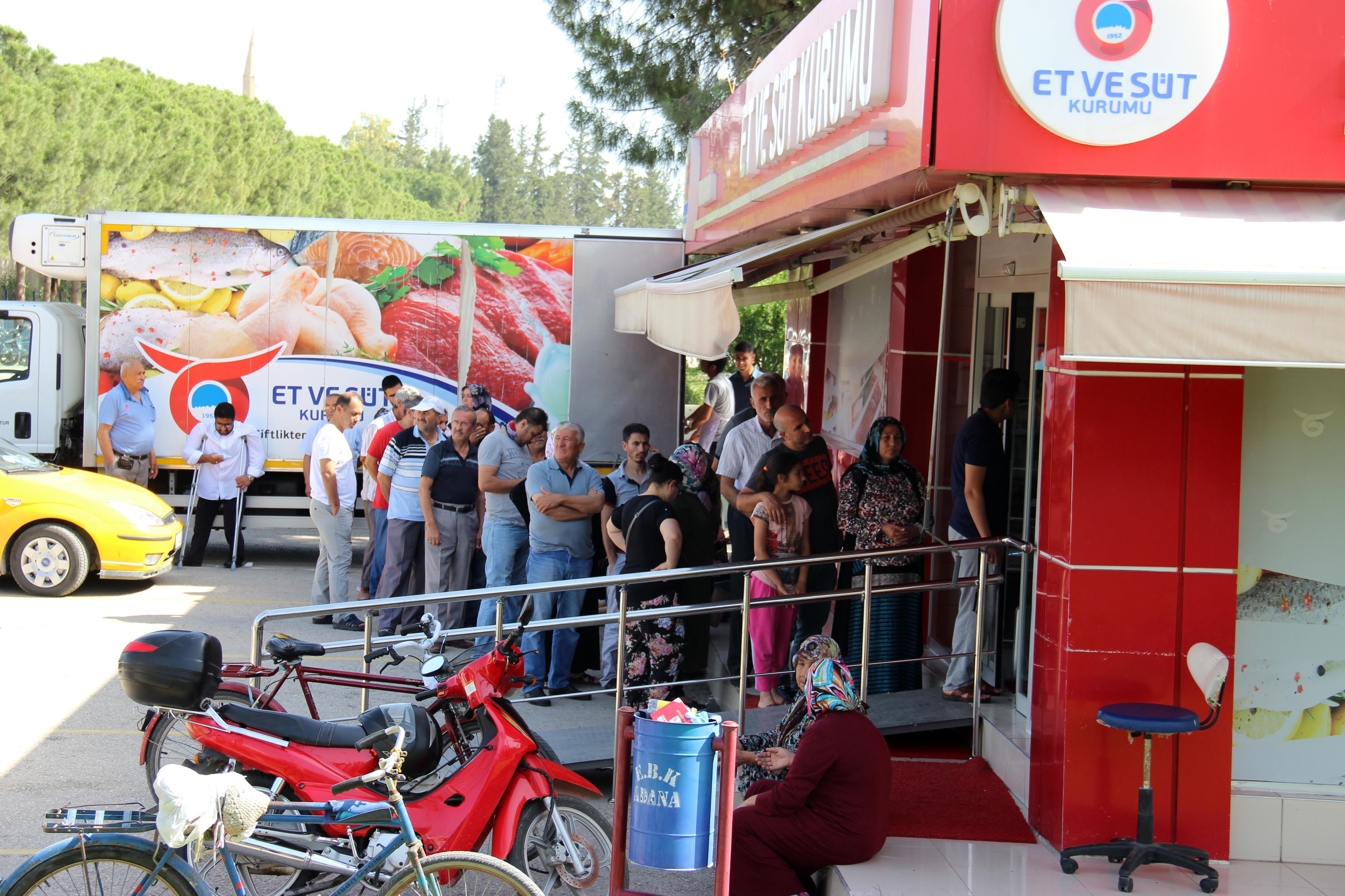 Ucuz et için ortalama yarım saat sıra bekliyorlar