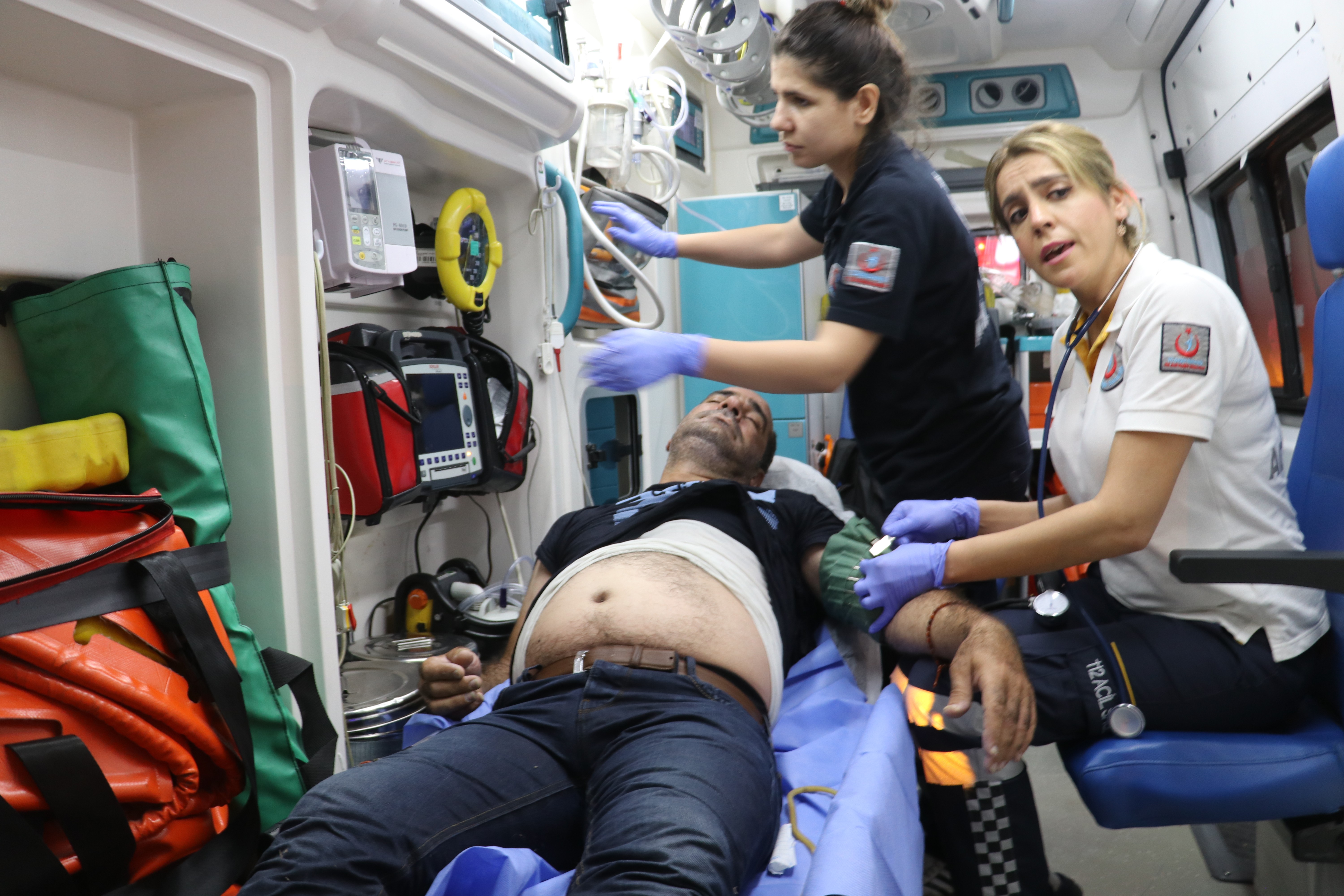 Sulama kanalına düşen şahsı vatandaşlar halatla kurtardı