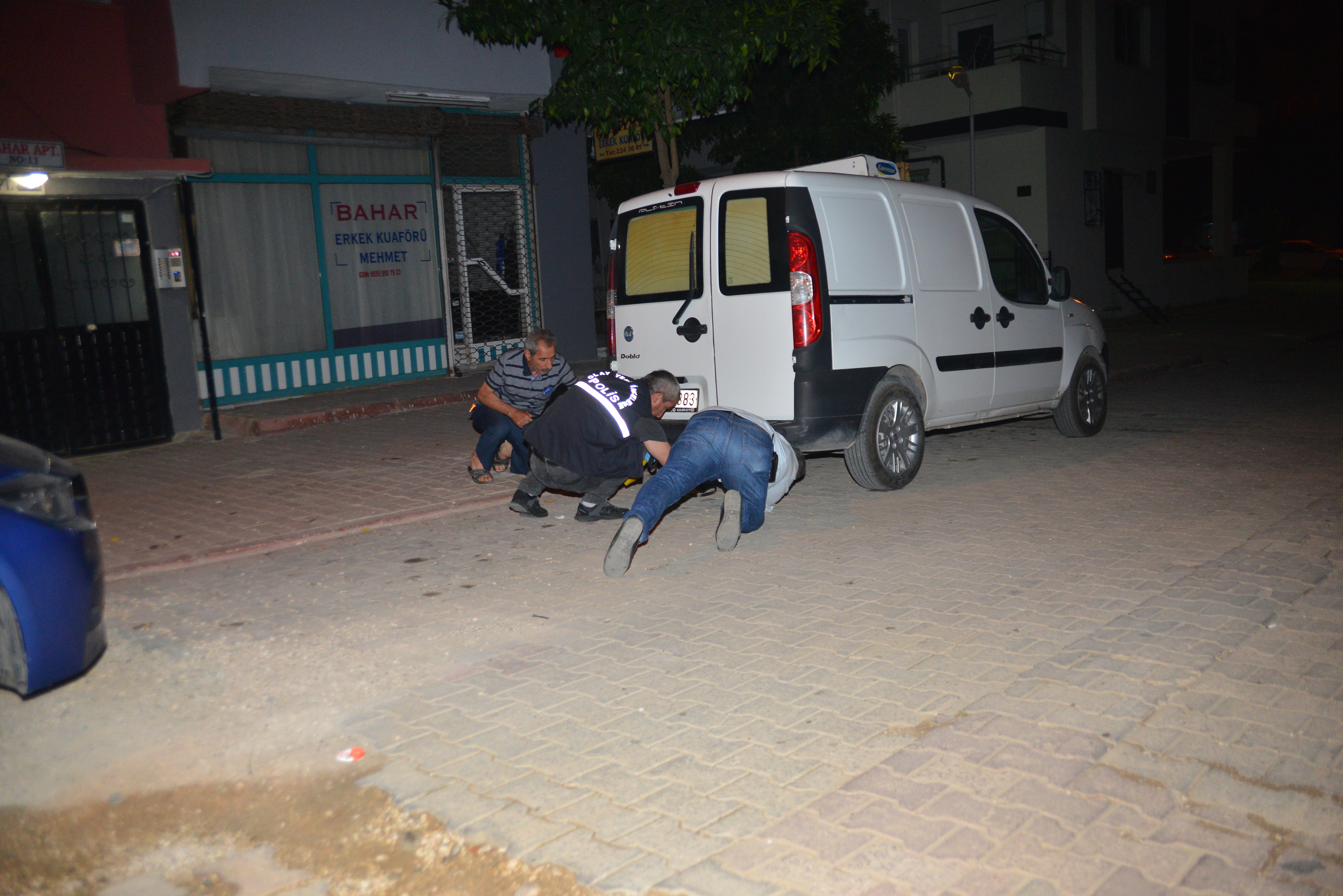 Motosikletli bir kişi 2 araca takip cihazı yerleştirdi