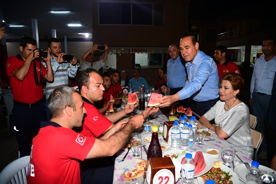 Başkan Sözlü ve eşi, sahurunu itfaiyecilerle yaptı