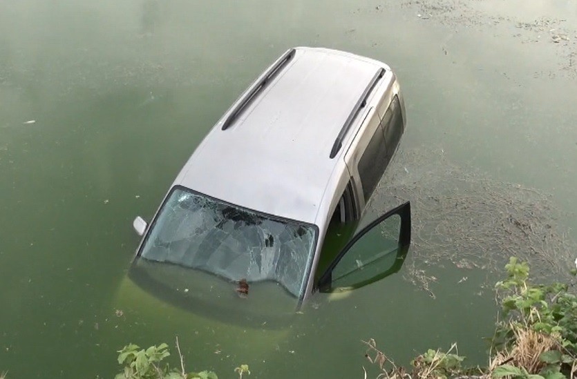 Otomobili ile birlikte nehre düşen kızını kurtardı