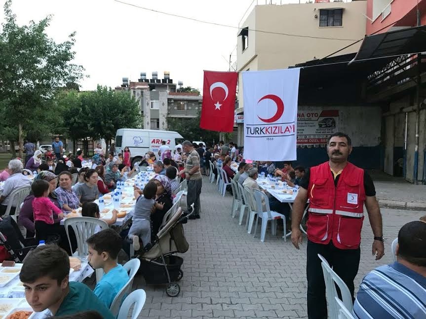 Seyhan Kızılay, veren eli alan el ile buluşturuyor