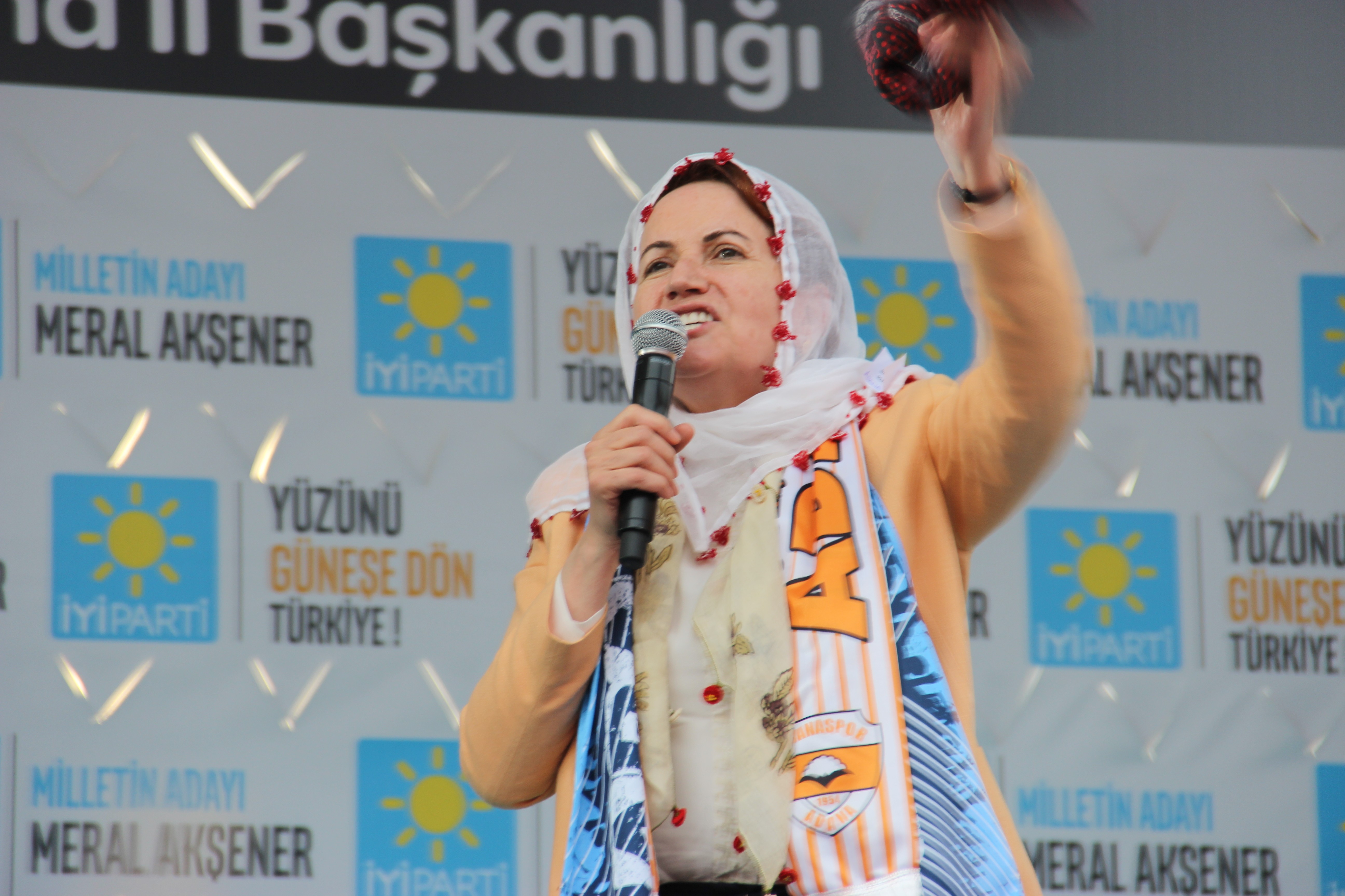 Meral Akşener, Adana’da halka hitap etti