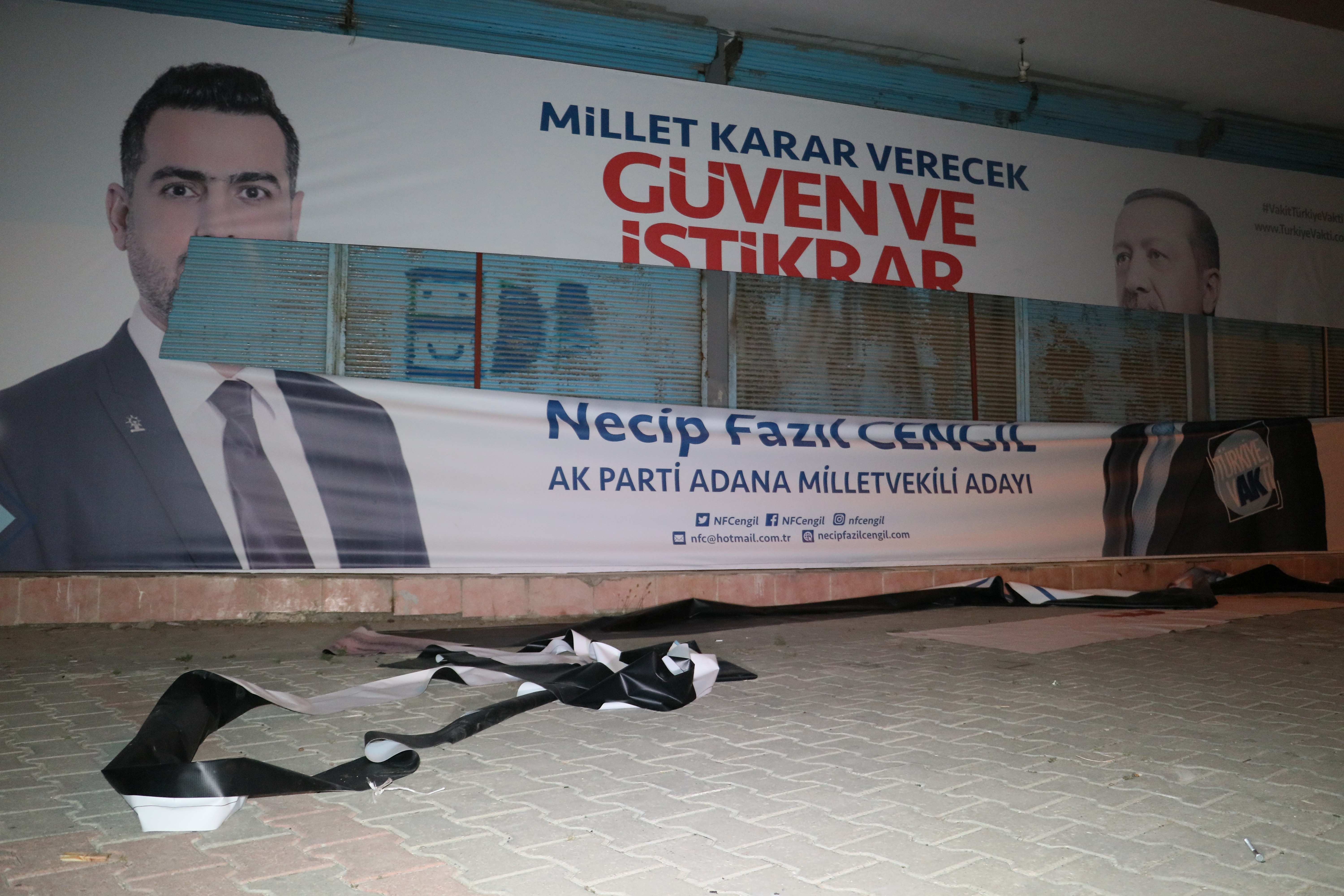 Kimliği belirsiz kişiler AK Parti seçim pankartını yırttı