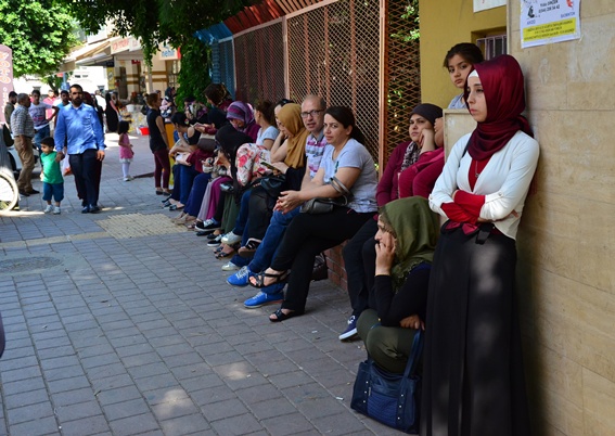 Sınavda öğrenciler dışarıda aileler ter döktü
