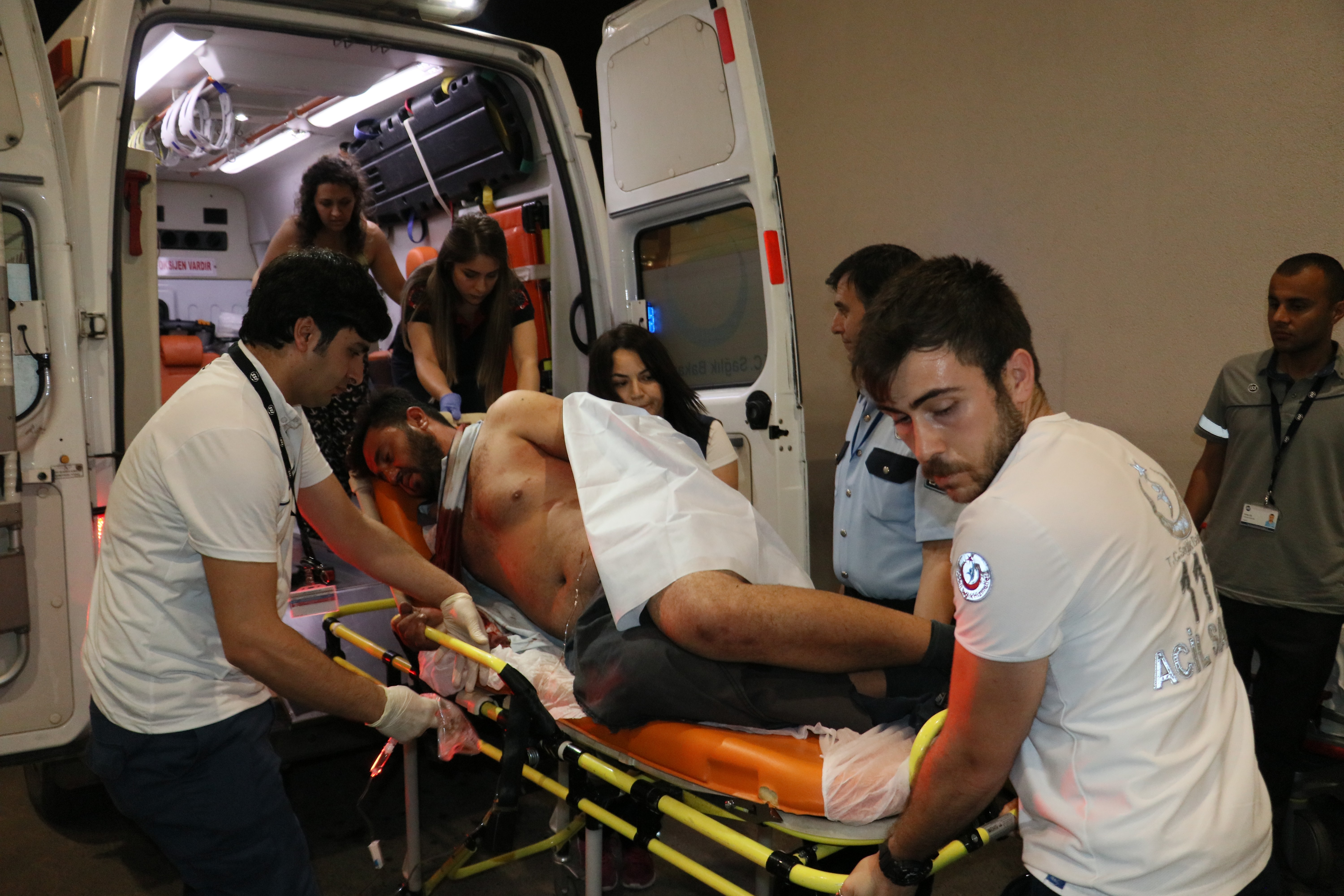 Bıçakla yaralandı, kurtulmak için 25 kilometre araç sürdü