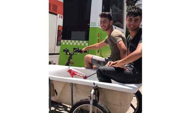 İçi su dolu küvetle motosiklette yolculuk