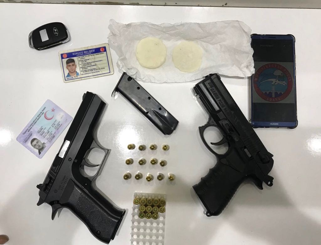 Otomobilin zulasından kokain ve 2 tabanca çıktı
