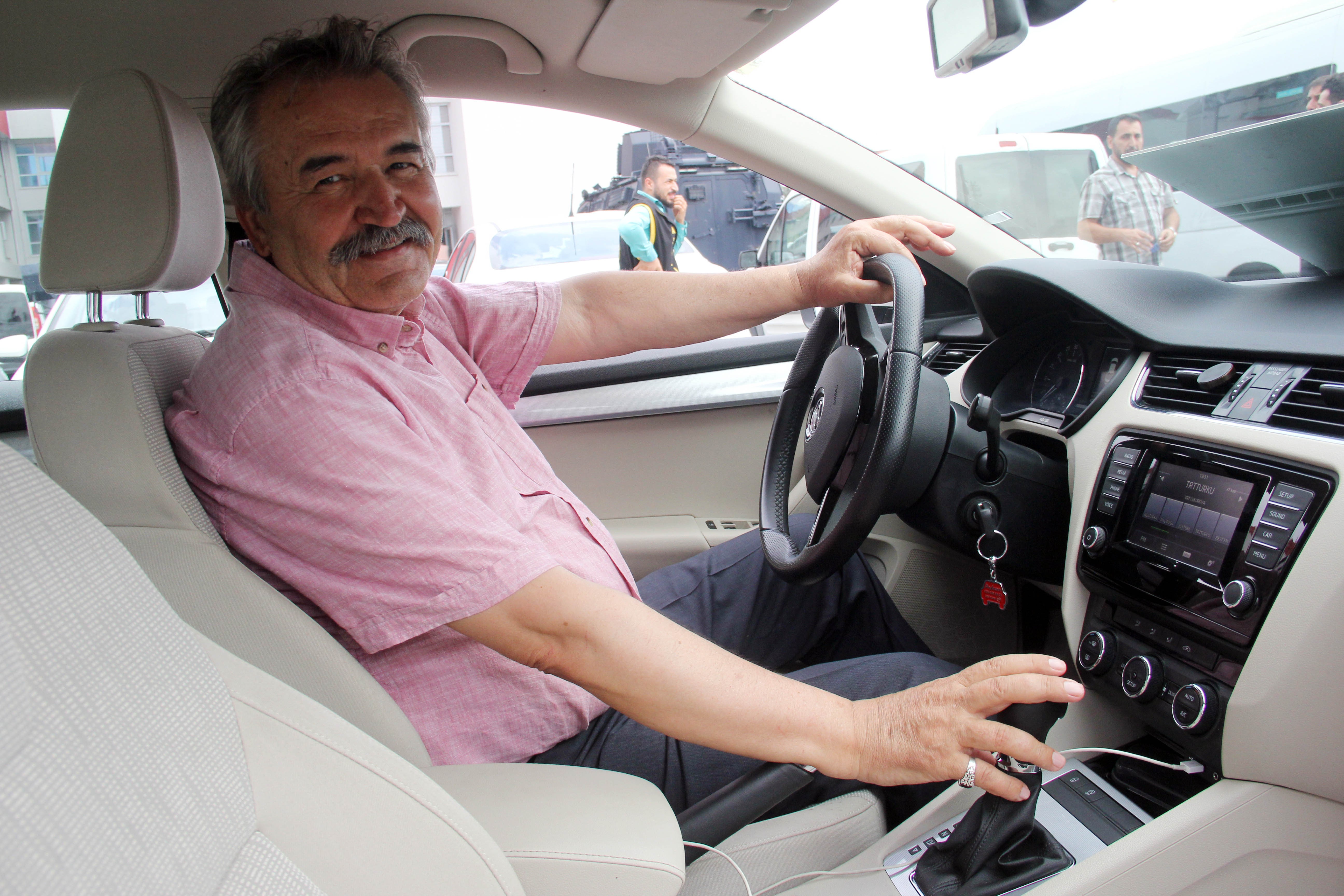 Adana'ya düğüne geldi, otomobili çalındı
