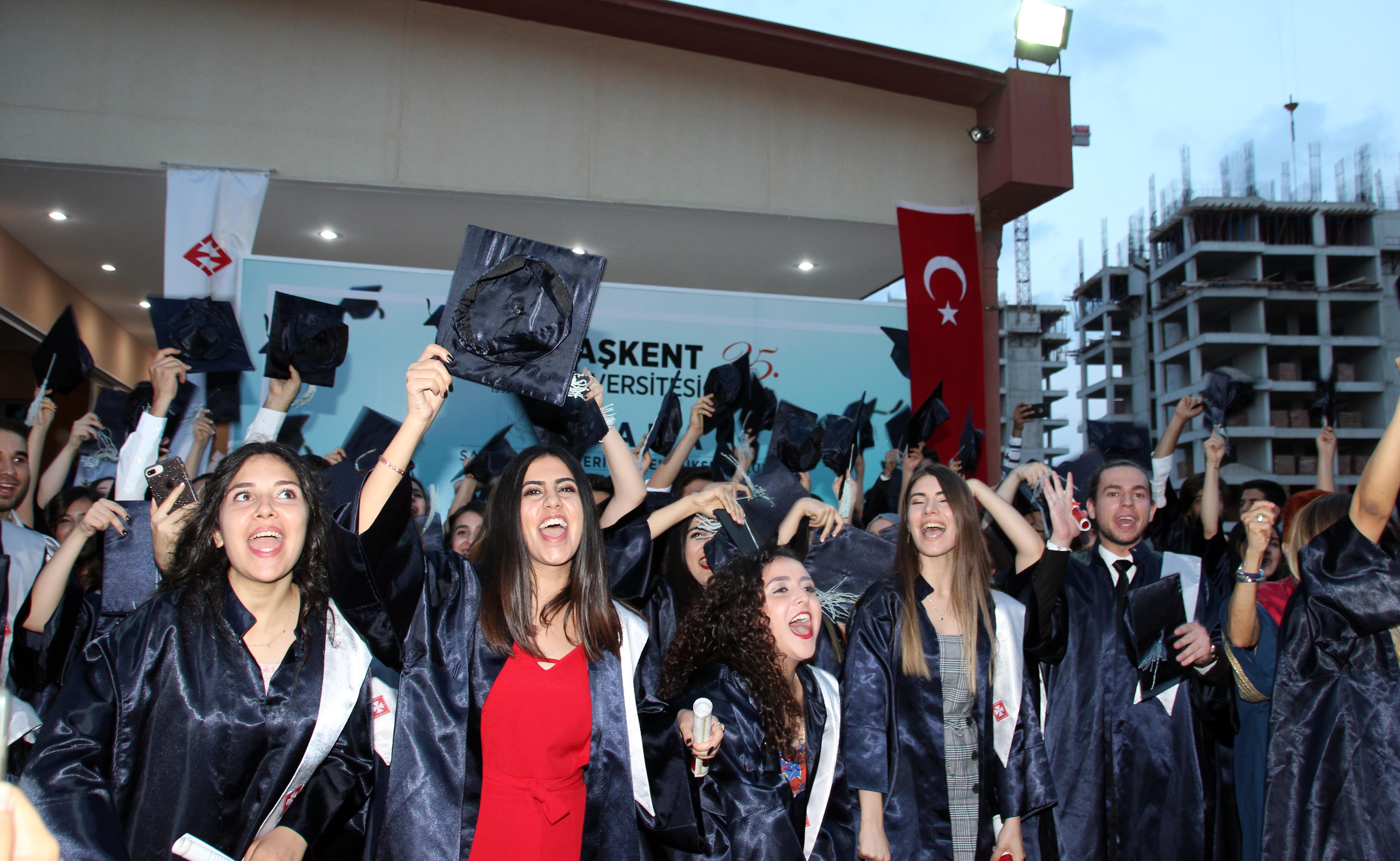 Başkent'li sağlıkçılar mezuniyetlerini kutladı