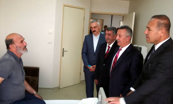Sözlü, Ömer Çelik’in babasını hastanede ziyaret etti
