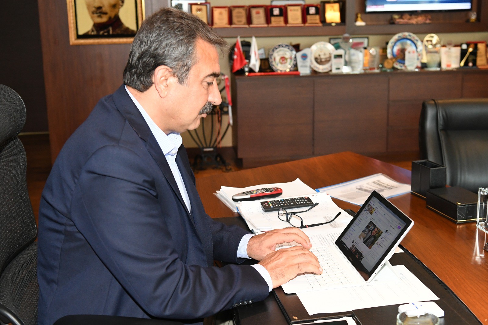 Soner Çetin, sosyal medyada soruları yanıtlıyor