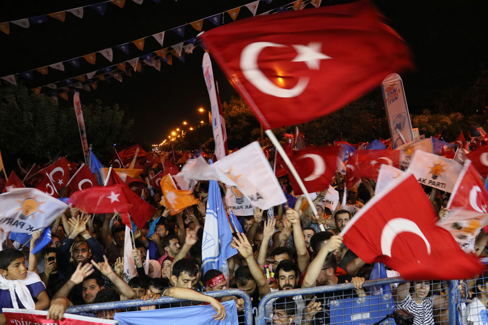 Adana’da davullu zurnalı seçim kutlaması