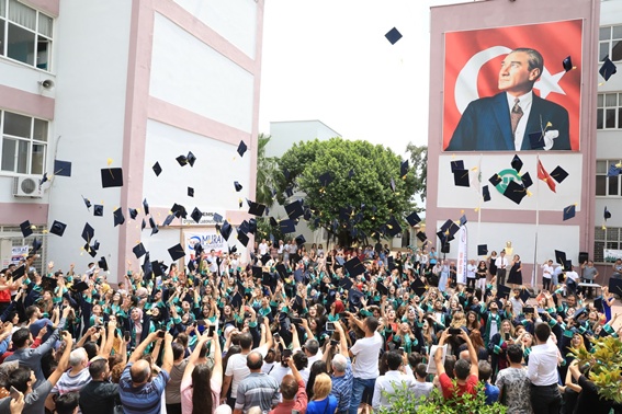 ÇÜ'de mezuniyet sevinci