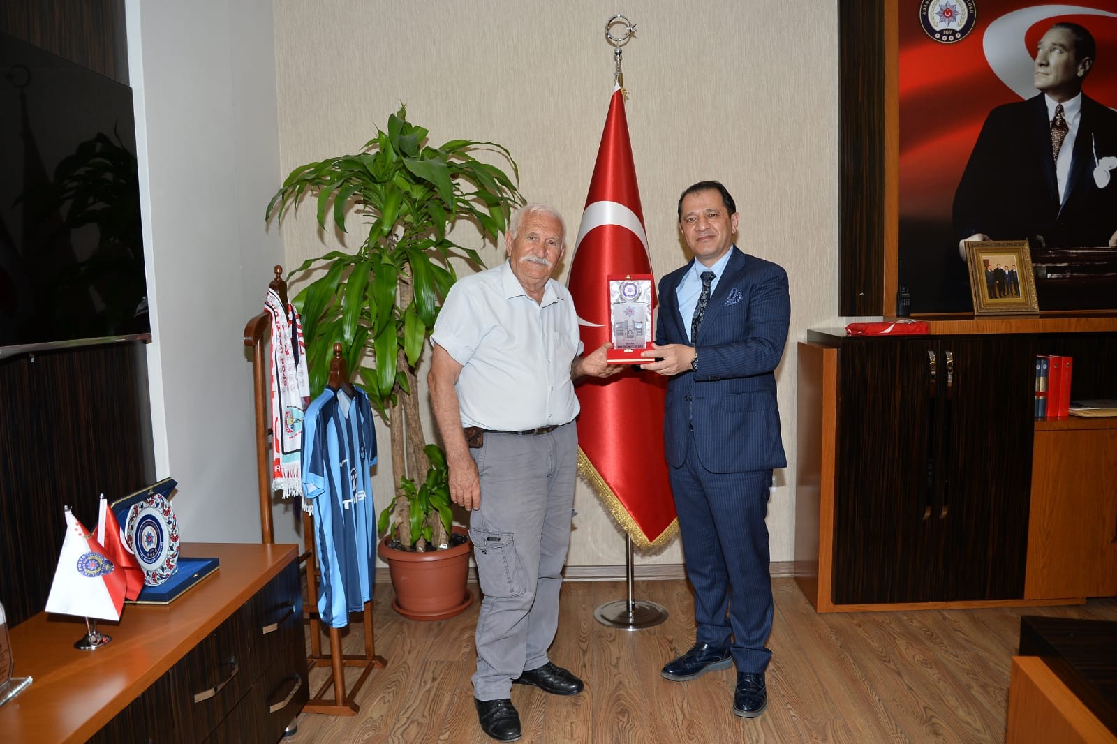Hiç kazaya karışmayan 60 yıllık şoföre plaket