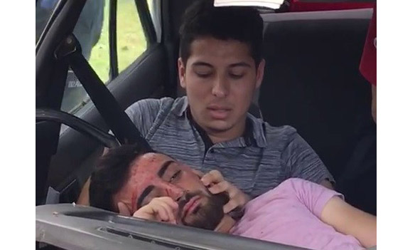 Otomobilde sıkışan yaralıları itfaiye kurtardı