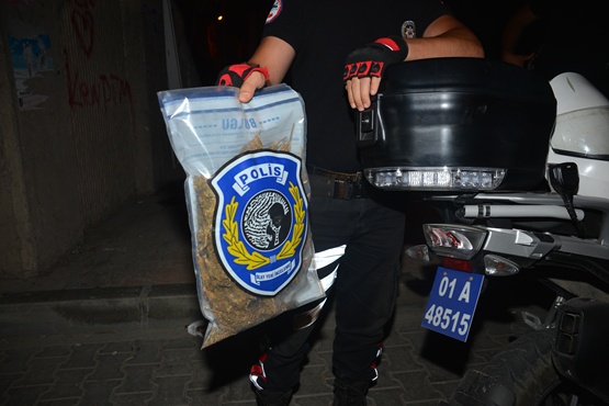 Polis yolda atılı vaziyette 1 kg esrar buldu