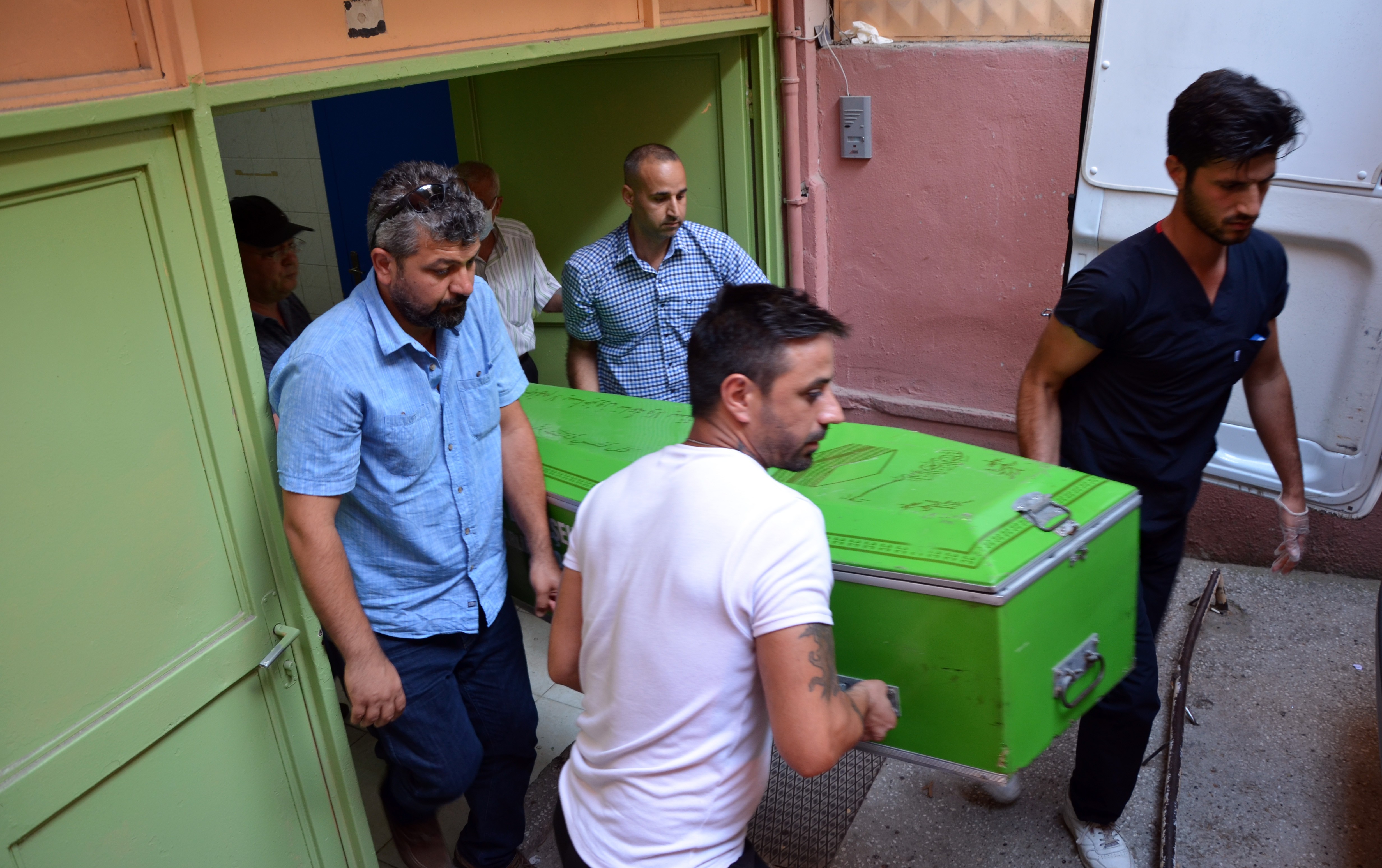 İntihar eden gencin cenazesi yakınları tarafından alındı