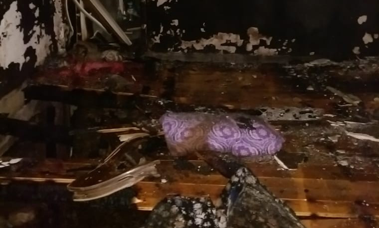 Adana’da ahşap ev küle döndü