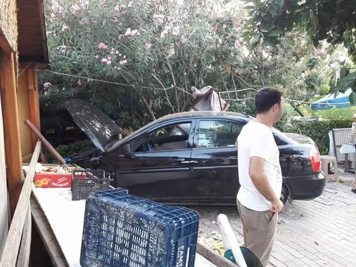 Otomobil manavın duvarına çarparak durabildi