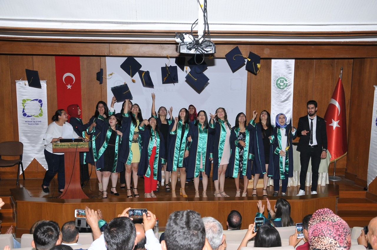 ÇÜ Kozan İşletme Fakültesi İlk Mezunlarını Uğurladı
