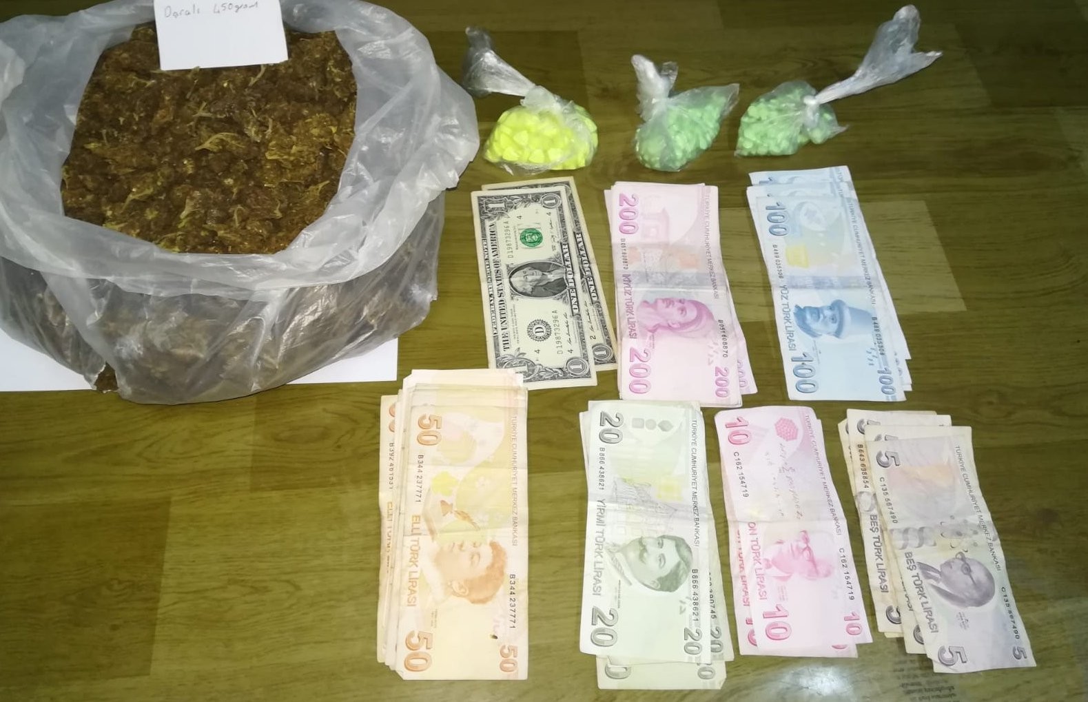 Uyuşturucu taciri içki aleminde yakalandı