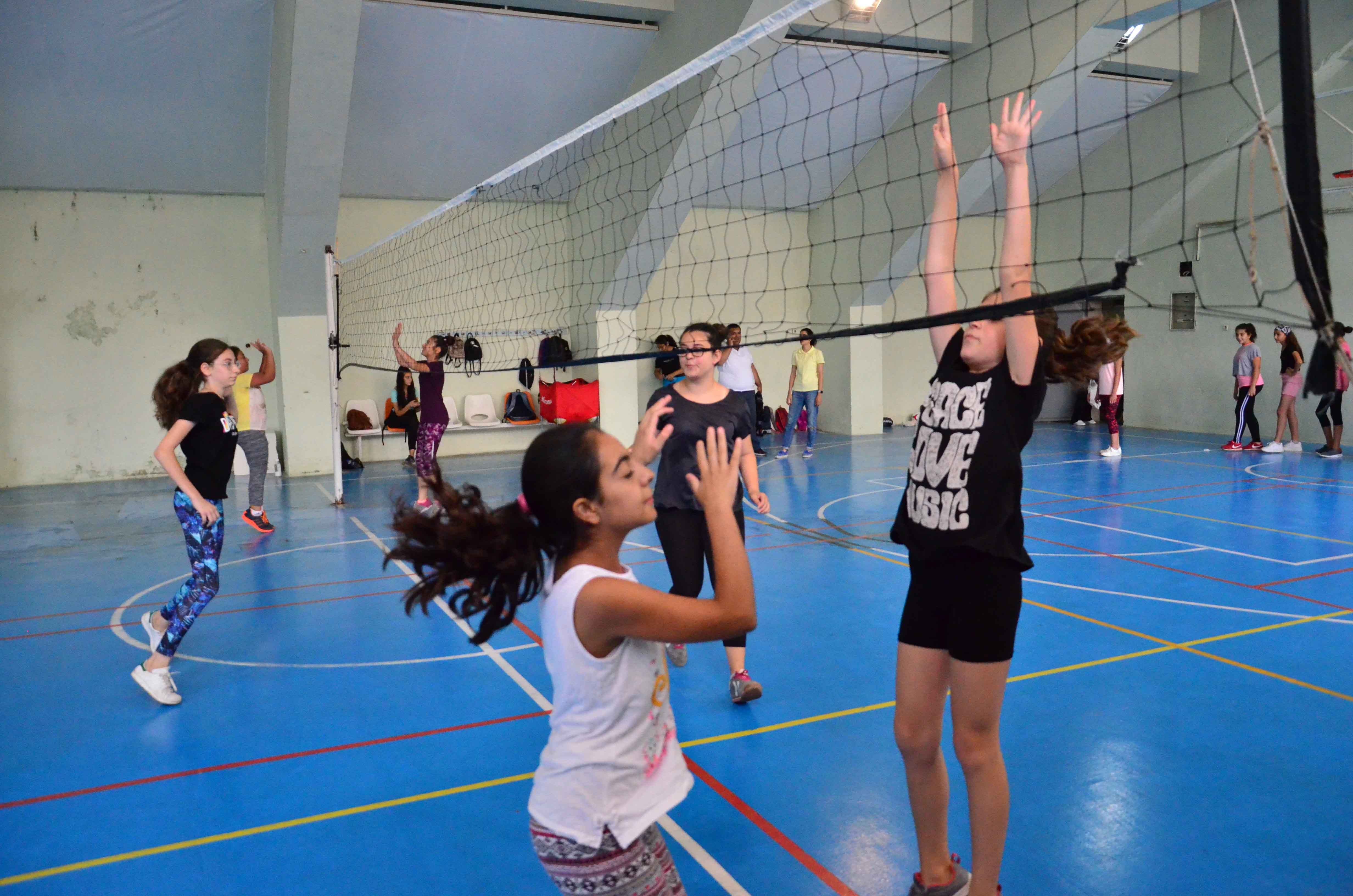 Adana'da Voleybol İl Spor Okulları'na 380 sporcu katılıyor