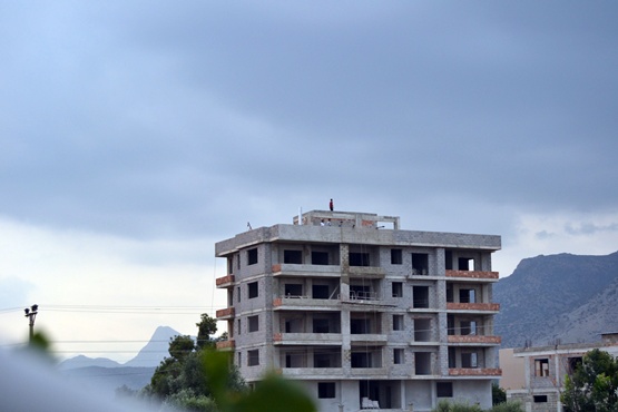 İnşaat halindeki binada çocukların tehlikeli oyunu