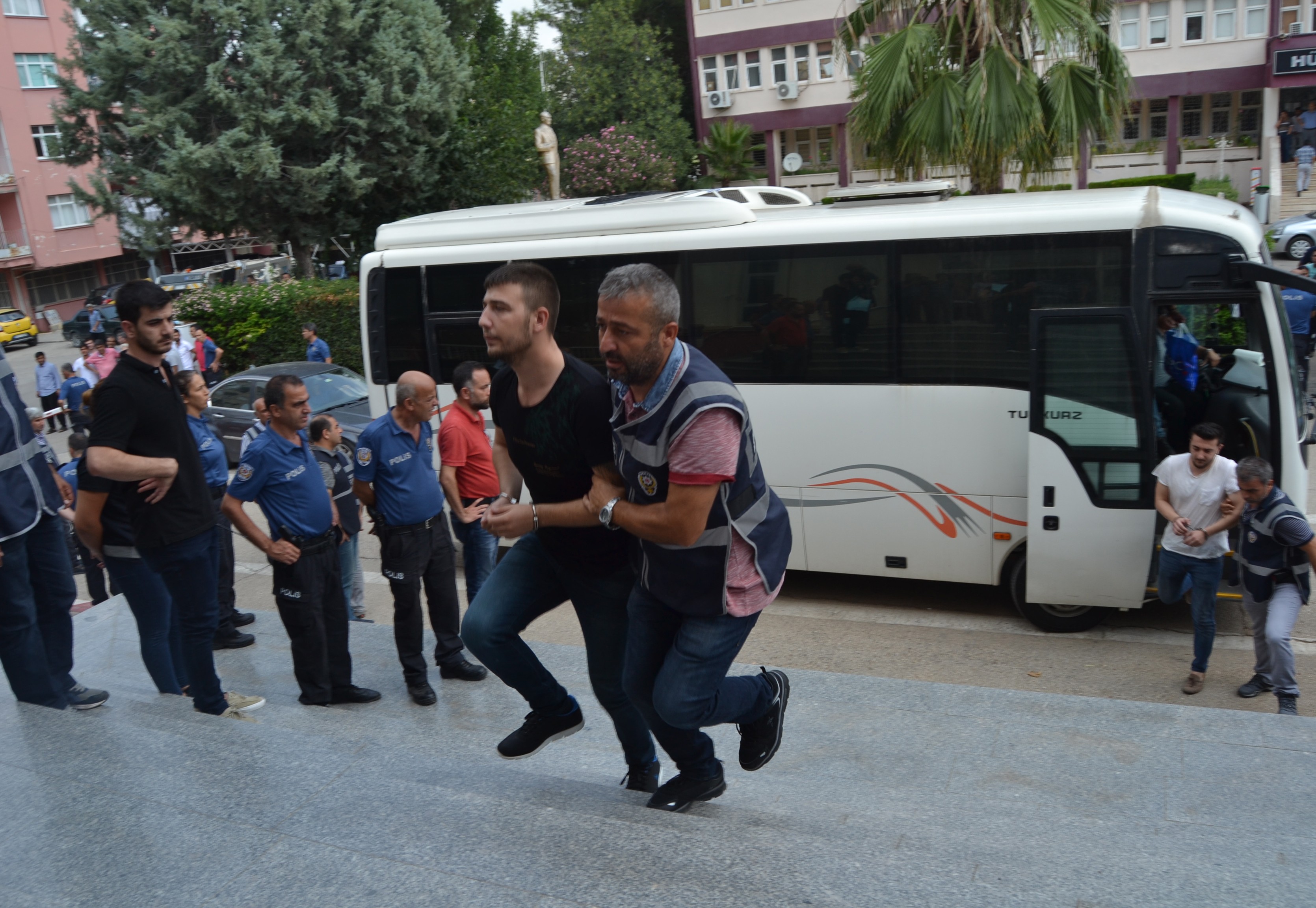 İnternet üzerinden nitelikli dolandırıcılığa 21 tutuklama