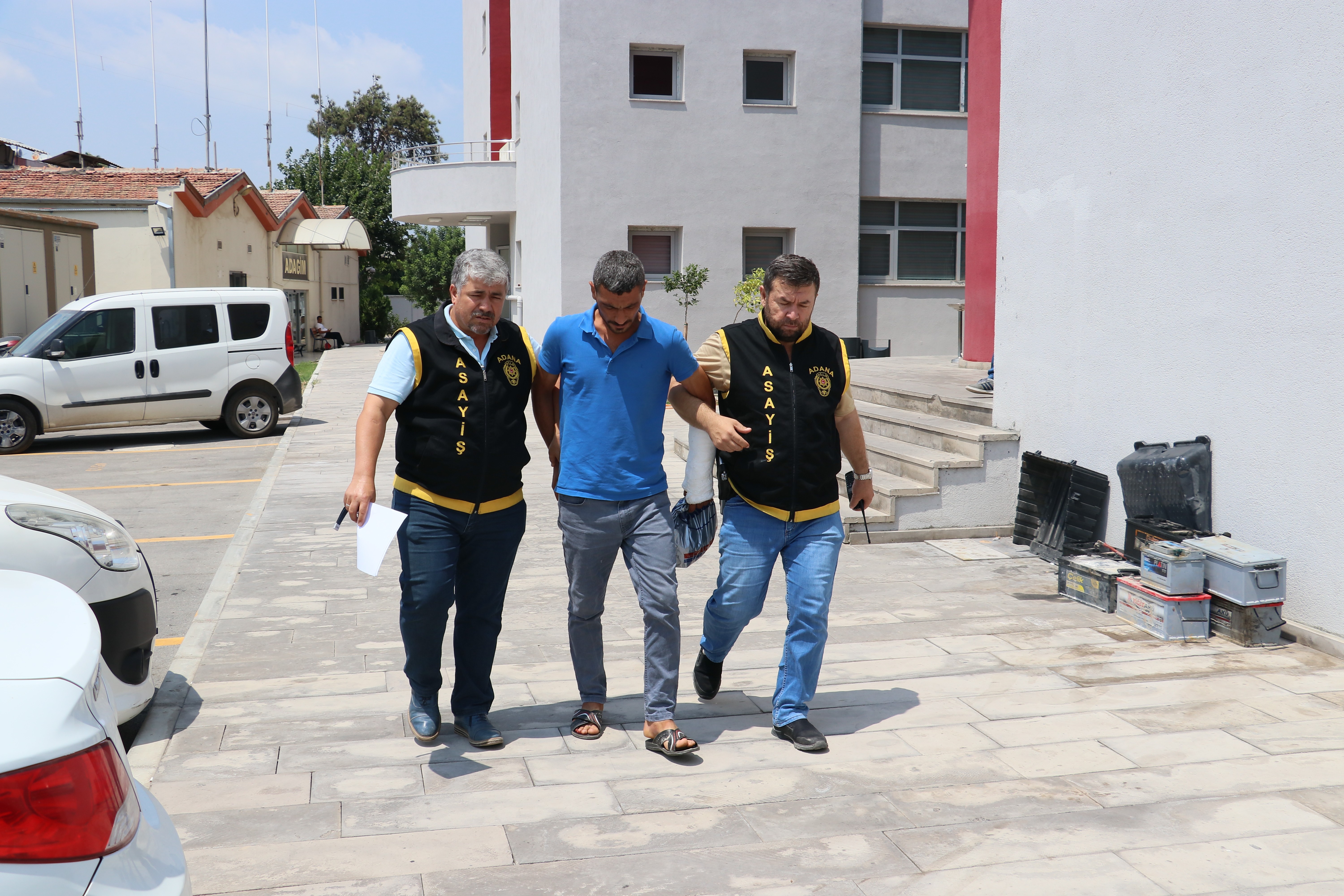 Hırsızı kolundaki alçı ele verdi