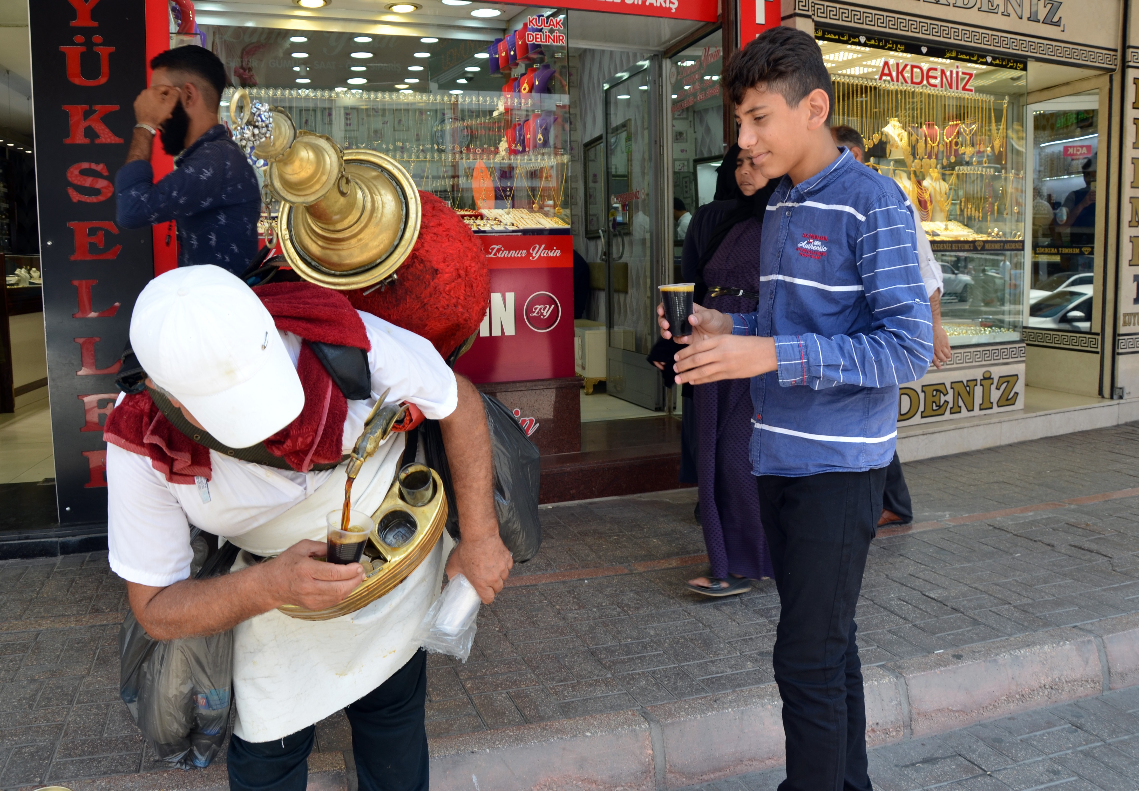 Adanalılar ‘meyan şerbeti’ ile serinliyor