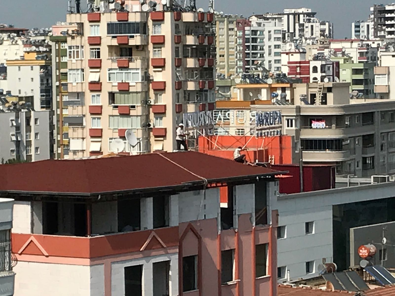 Çatıda 'ölümüne' çalışan işçiler pes dedirtti