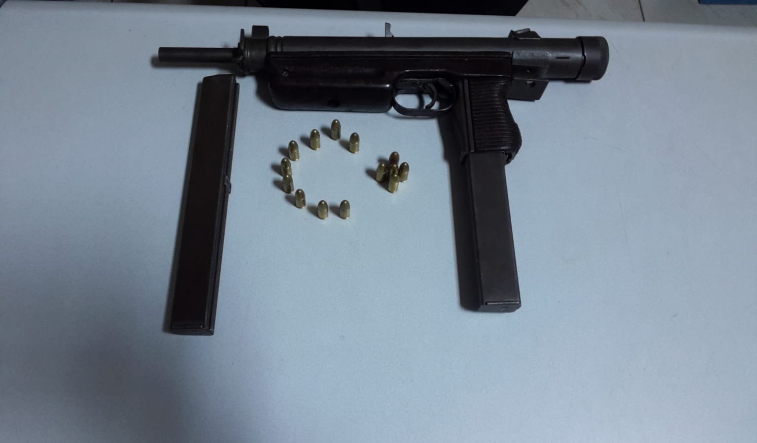 Polis baza içinde otomatik tabanca ele geçirdi