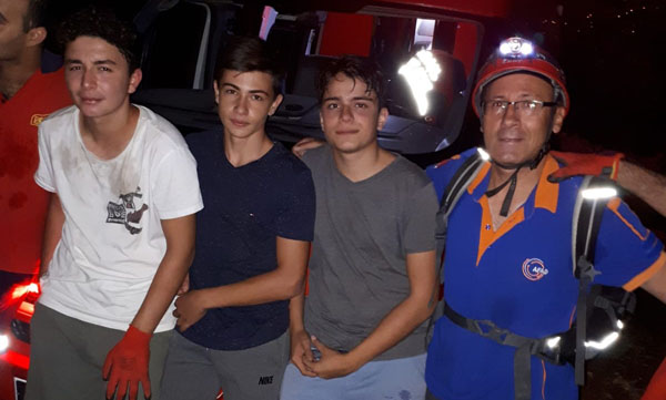 Dağda mahsur kalan 3 arkadaş kurtarıldı