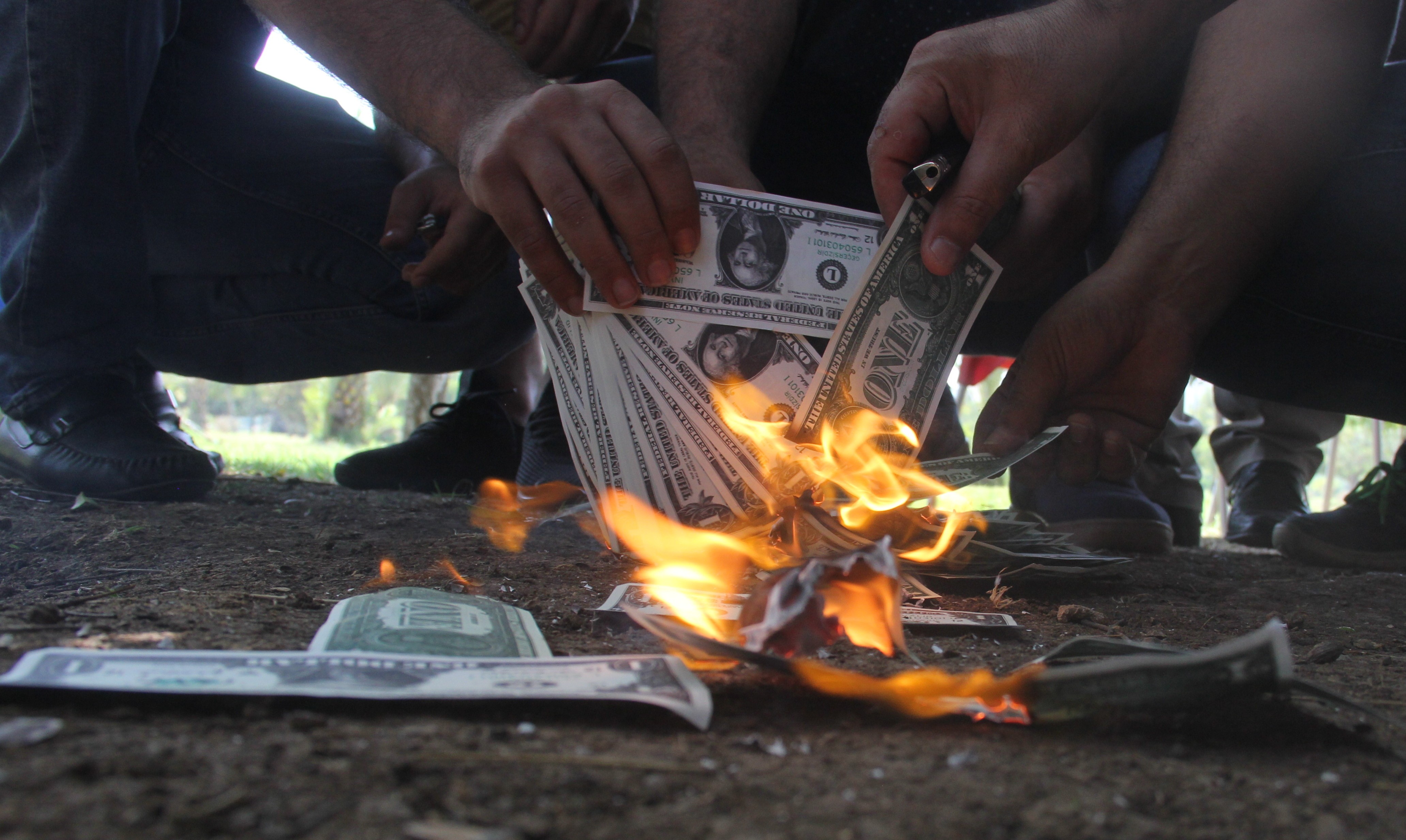 Adanalılar İphon'u boykot etti, dolar yaktı