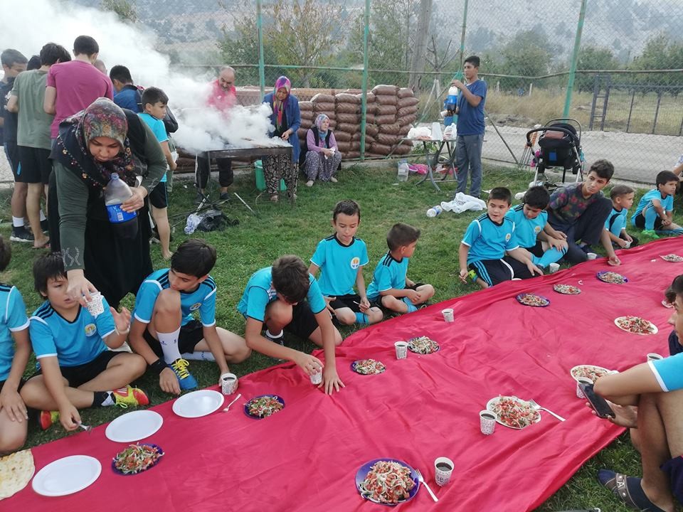 Kızıldağ Yaylasında futbol okulu öğrencilerine kebap ziyafeti