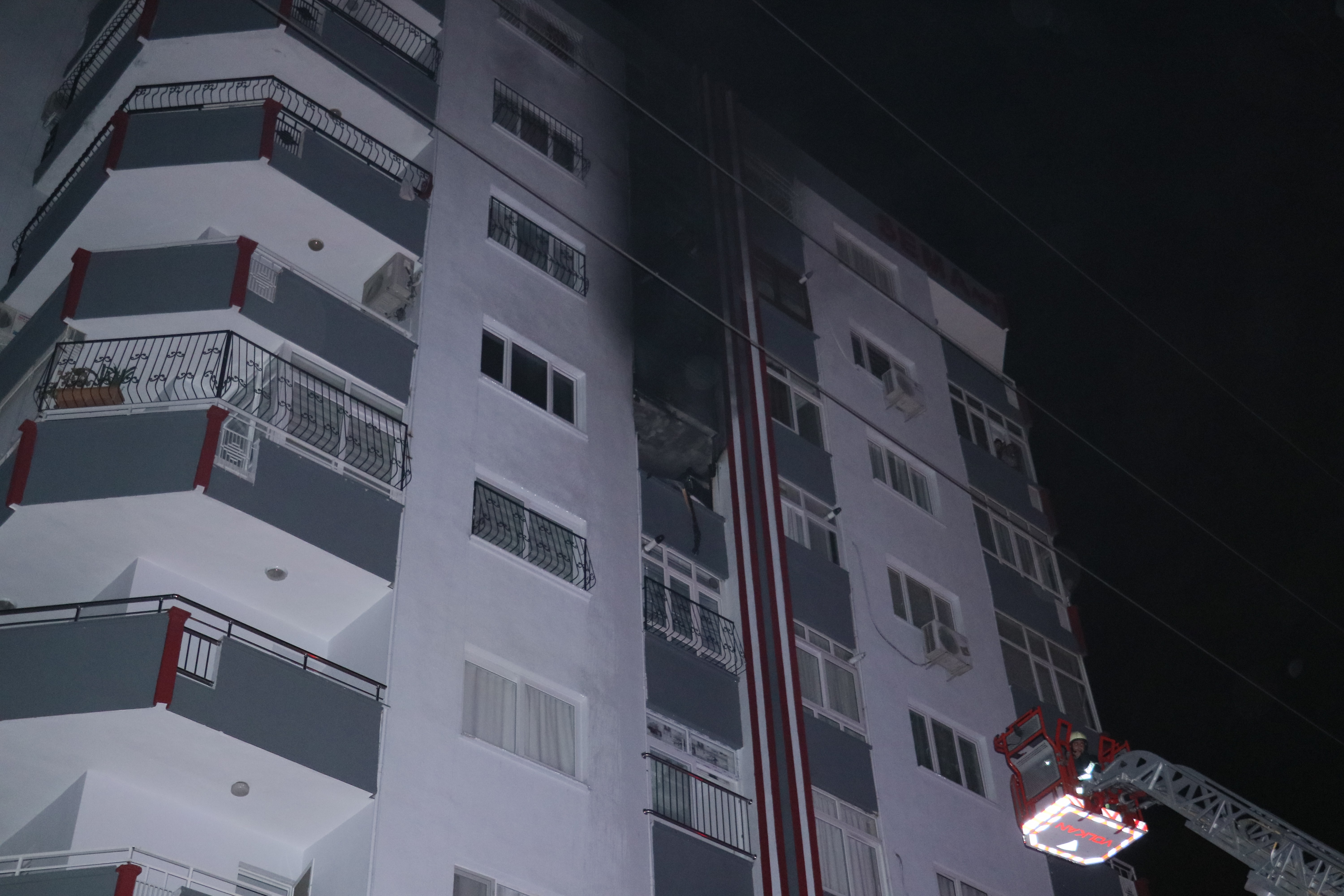 Yangında mahsur kalan anne ve çocukları kurtarıldı