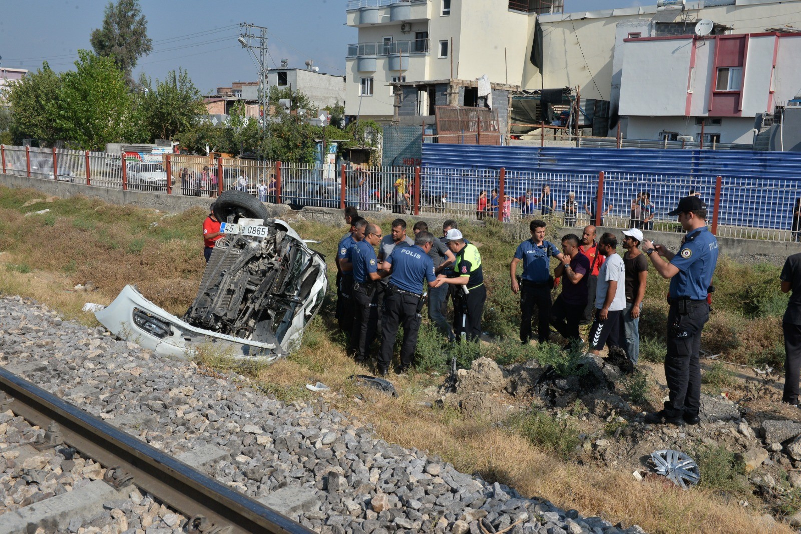Lokomotif hemzemin geçitte otomobile çarptı: 1 ölü