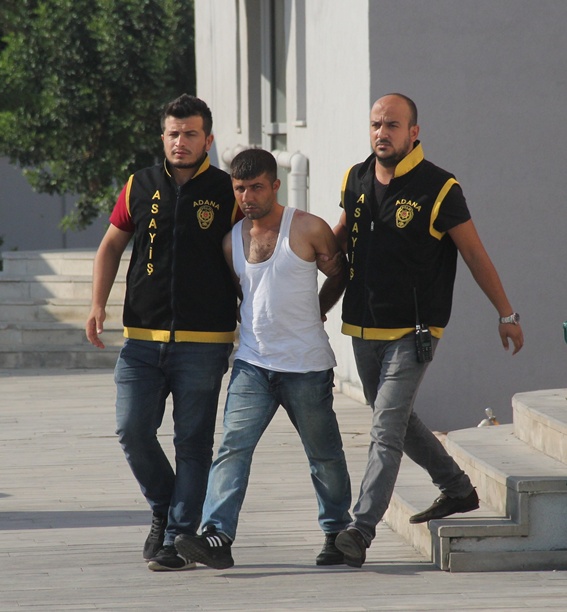 Polis pamuk şekeri satıcısı oldu hırsızı yakaladı
