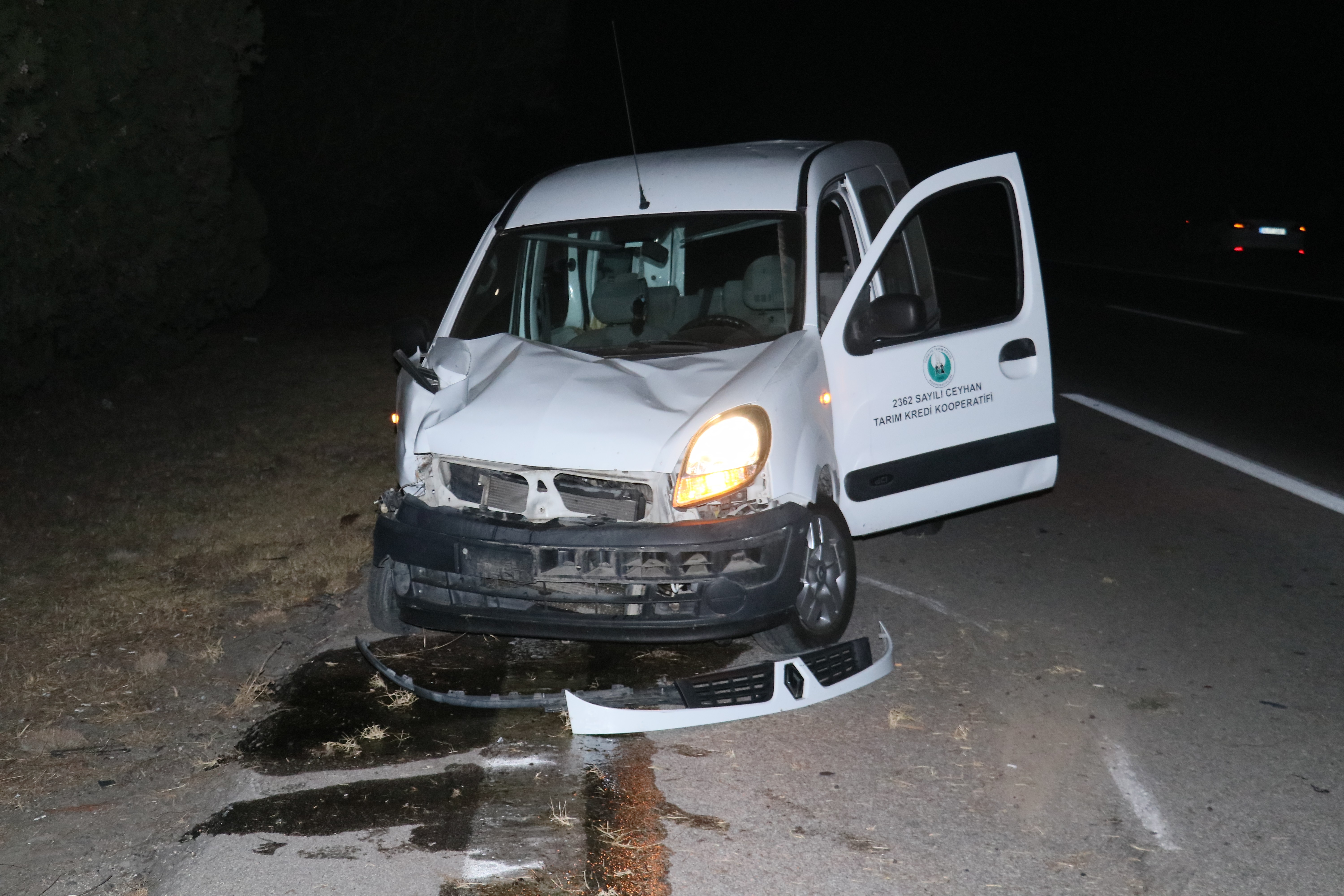 Ağaca çarpan hafif ticari araç takla attı: 1 yaralı