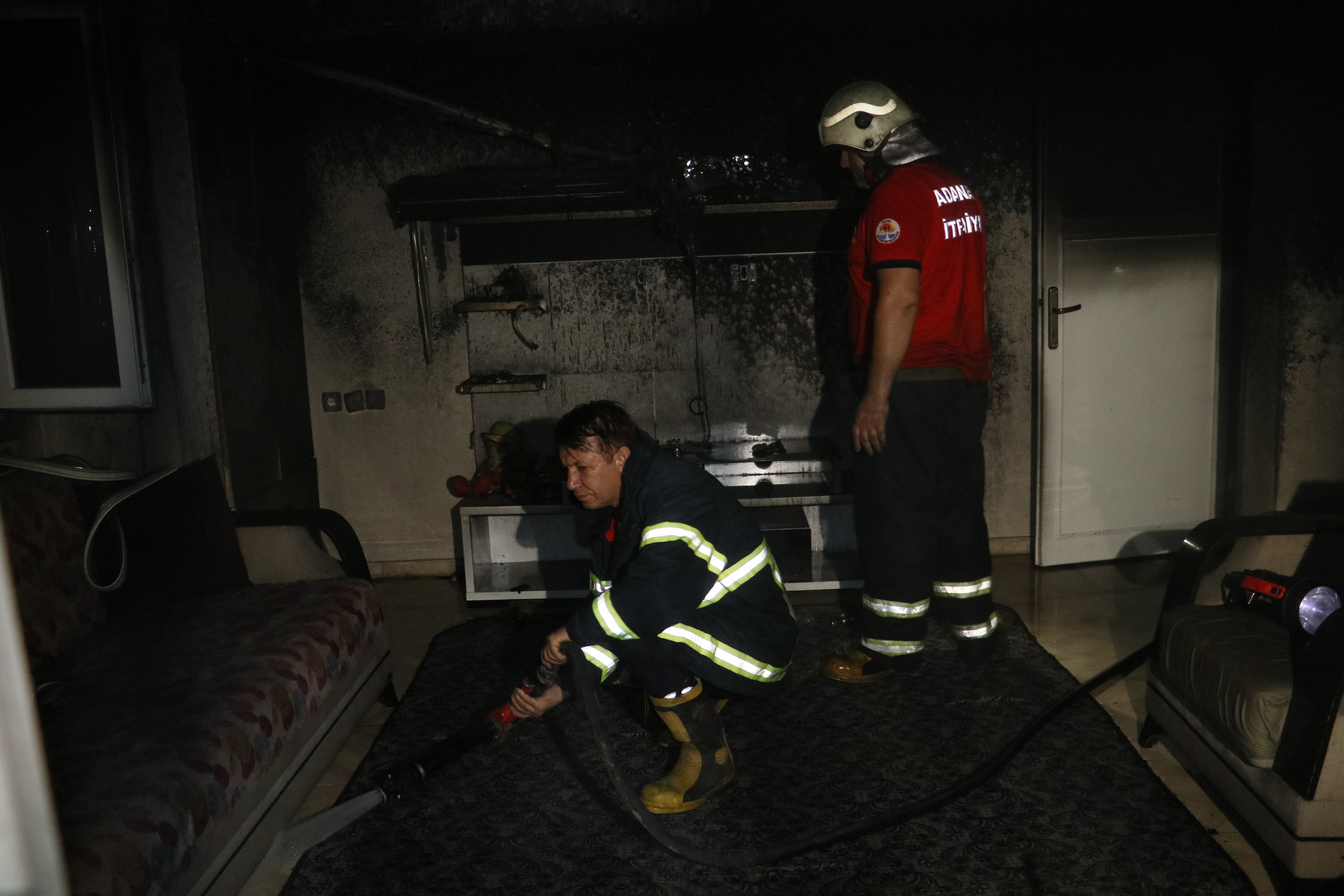 Elektrik kontağından çıkan yangın evi küle çevirdi