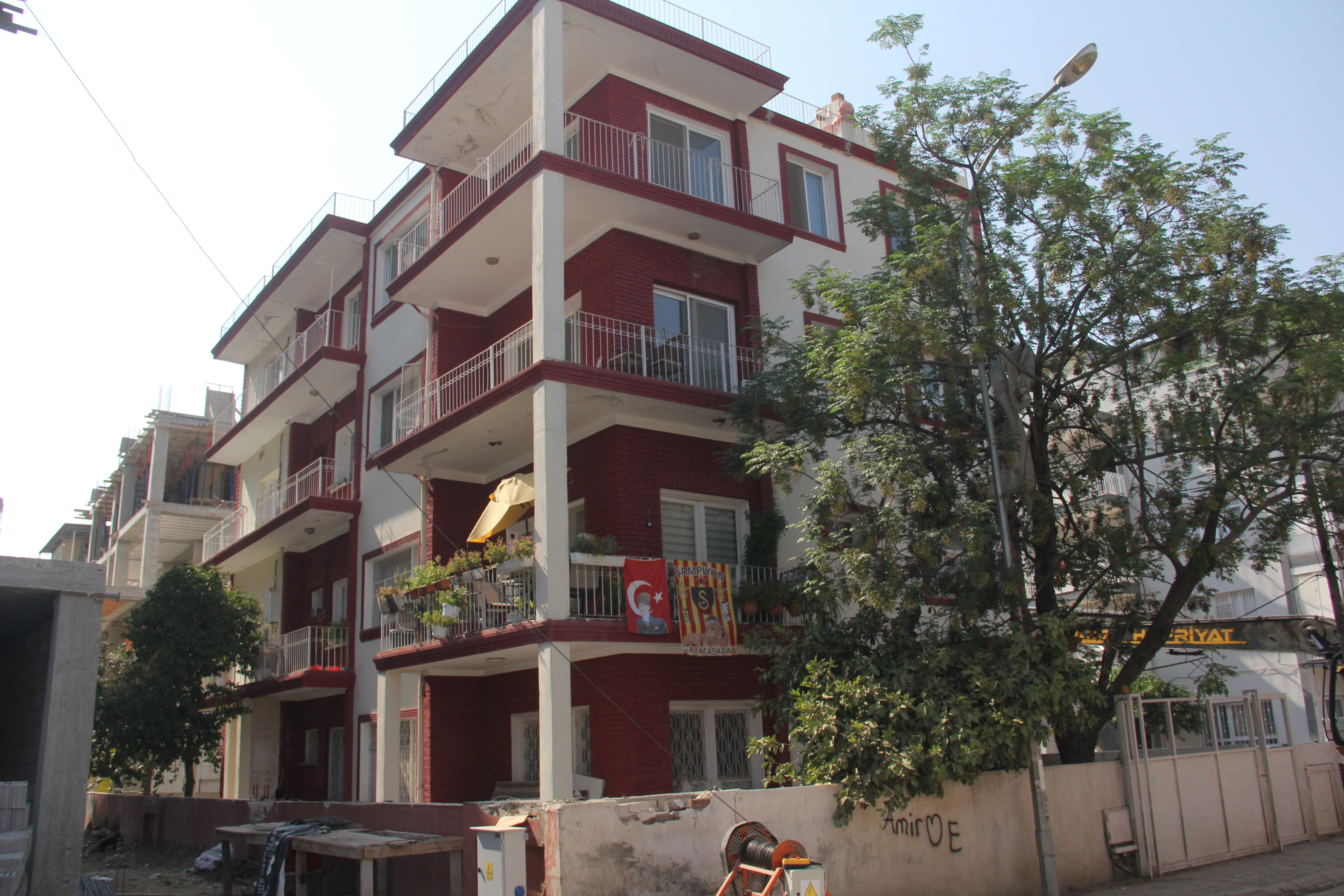 İnşaat kazısı 4 katlı apartmana zarar verdi