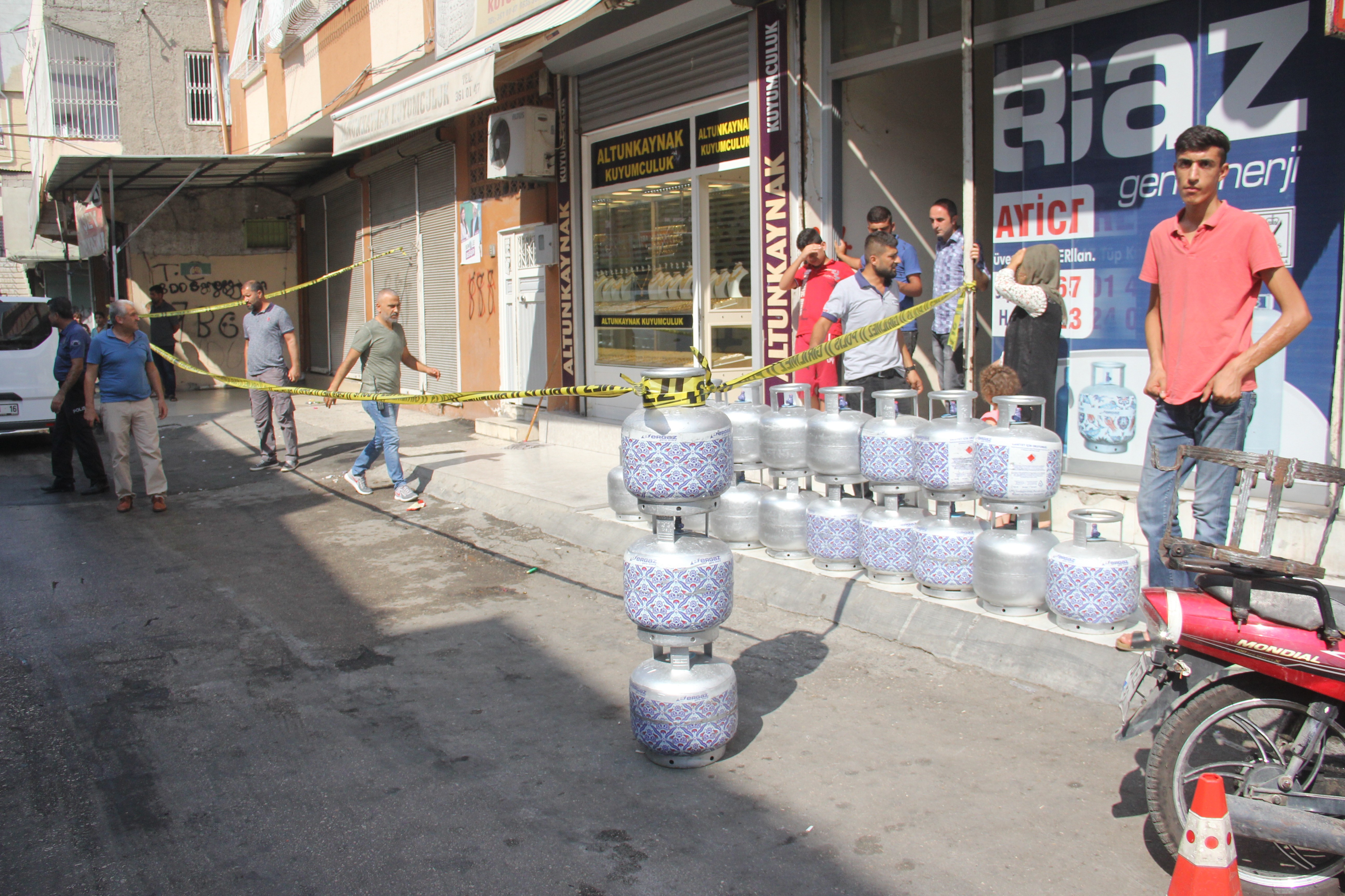 Kuyumcuda silahlı soygun girişimi: 1 yaralı