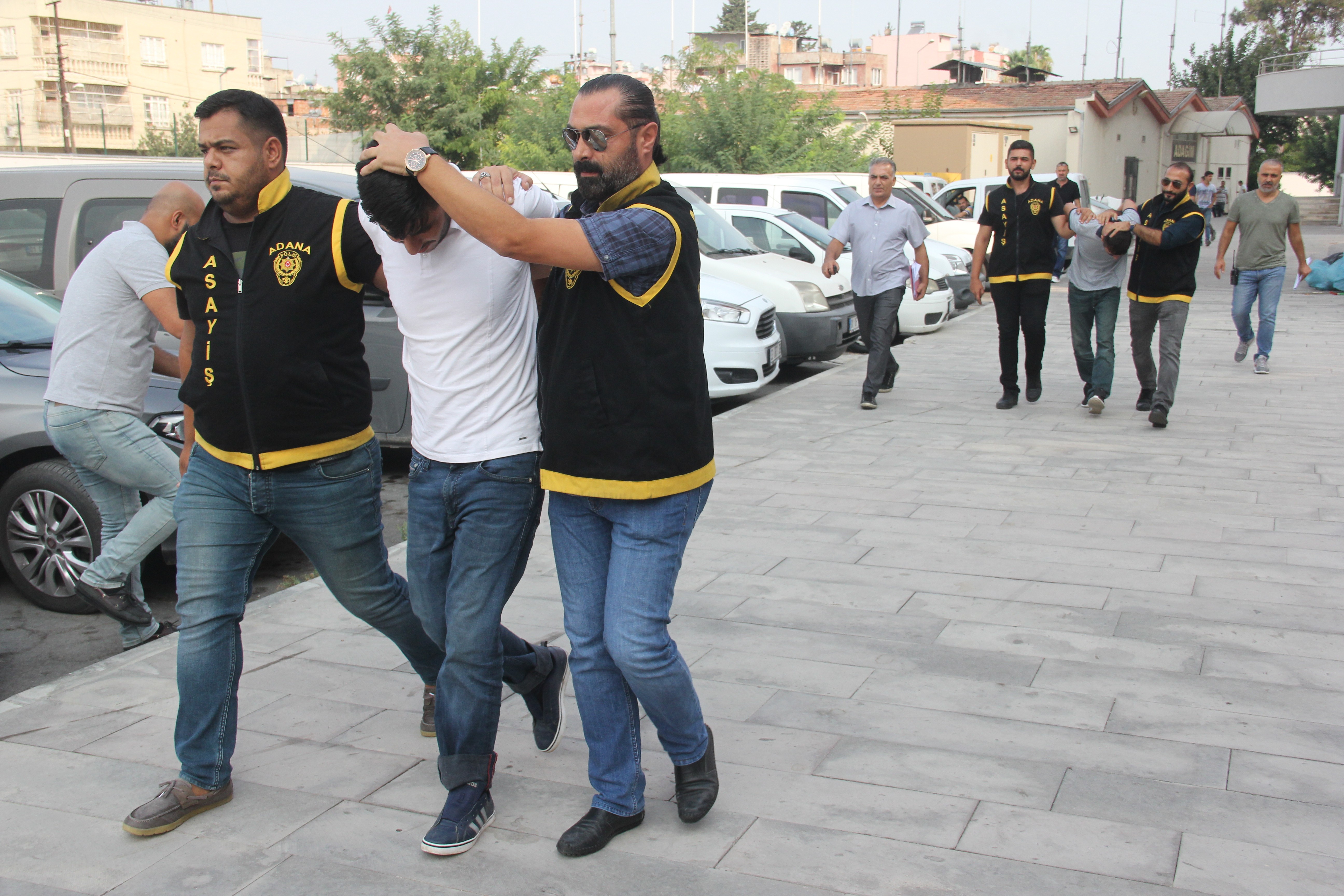 Kuyumcuya silahlı saldırının zanlıları adliyeye sevk edildi