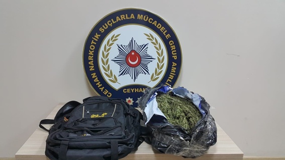 Sırt çantasında 1,5 kilo esrar ele geçirildi