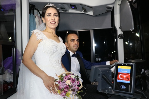 Halk otobüsünde nikah töreni