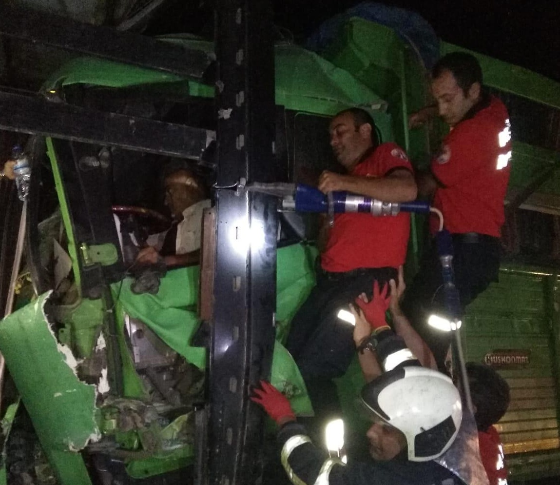 Kamyon ile çekici çarpıştı: 2 yaralı