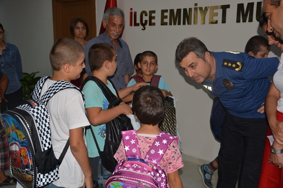 Polis dezavantajlı çocukları sevindirdi