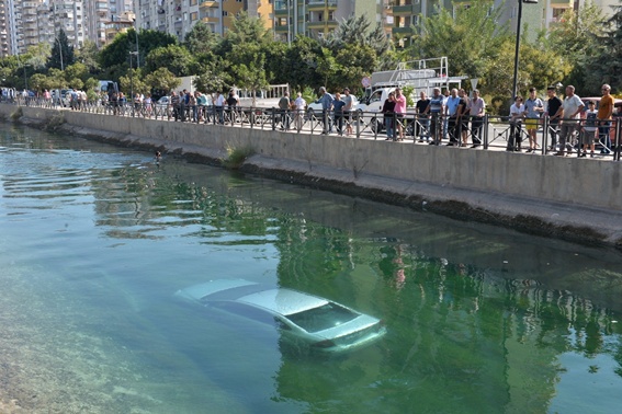 Kadın sürücü sulama kanalına düştü